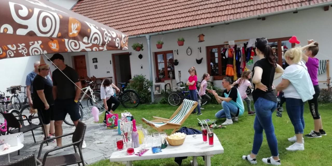 Penzion A Hospoda Na Statku Hluboka nad Vltavou Exterior photo