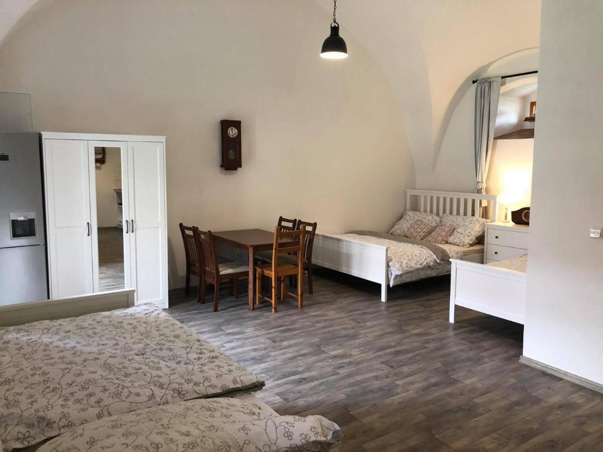 Penzion A Hospoda Na Statku Hluboka nad Vltavou Exterior photo